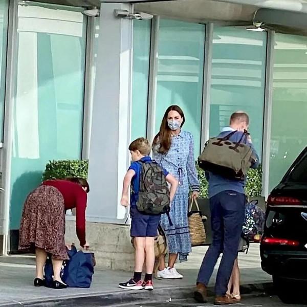 威廉凱特帶娃外出度假,久違見三寶同框,小夏細直長的白腿很吸睛 威廉凱特帶娃外出度假,久違見三寶同框,小夏細直長的白腿很吸睛