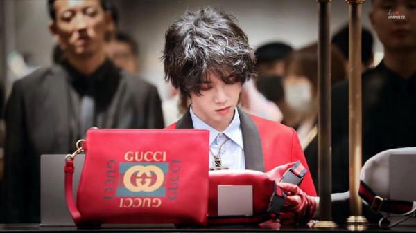 紅色因他而紅，紅詮釋了他的輕狂與愛意張揚，紅與華晨宇絕配