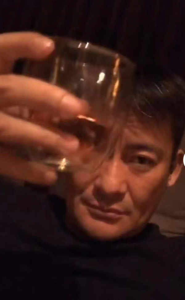 54歲景崗山罕見露面，與牛莉同框共舞，身邊擺滿酒瓶站都站不穩