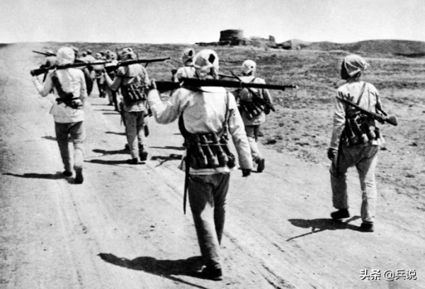 武工隊副隊長叛變，日軍獎勵女特務當老婆，八路軍用殺豬刀鋤奸