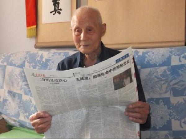 老農耕地23年，因褲子特殊被縣領導識破身份，中央請到人民大會堂