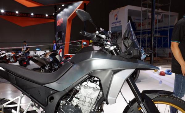 車重180公斤，搭水冷雙缸800ML發動機，凱越全新ADV實車亮相