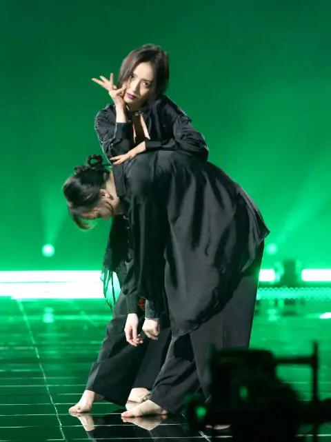 佟麗婭跳卡點爵士舞眼神超雷，超鯊