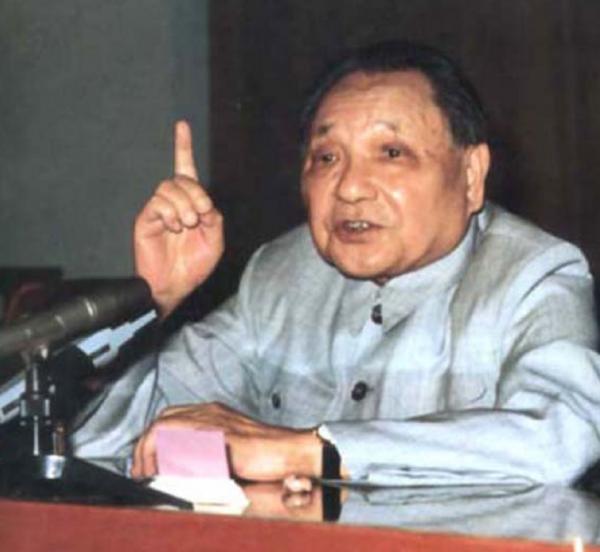 1987年，鄧小平欲辭去軍委主席，聶榮臻反對：沒有他軍隊會亂的