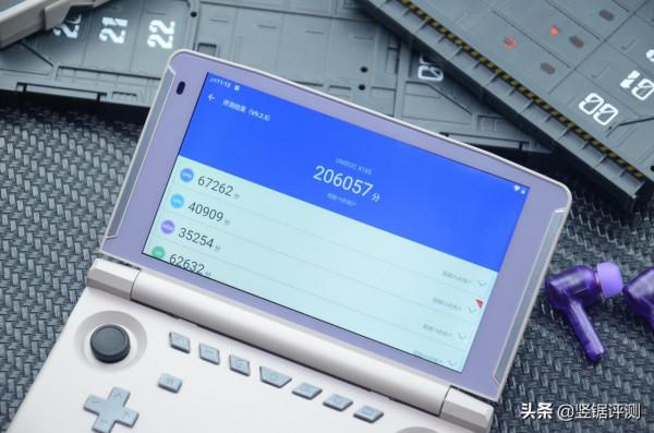 跑分超20萬,翻蓋造型的“安卓系統”國產掌機:黑獅X18S評測 跑分超20萬,翻蓋造型的“安卓系統”國產掌機:黑獅X18S評測
