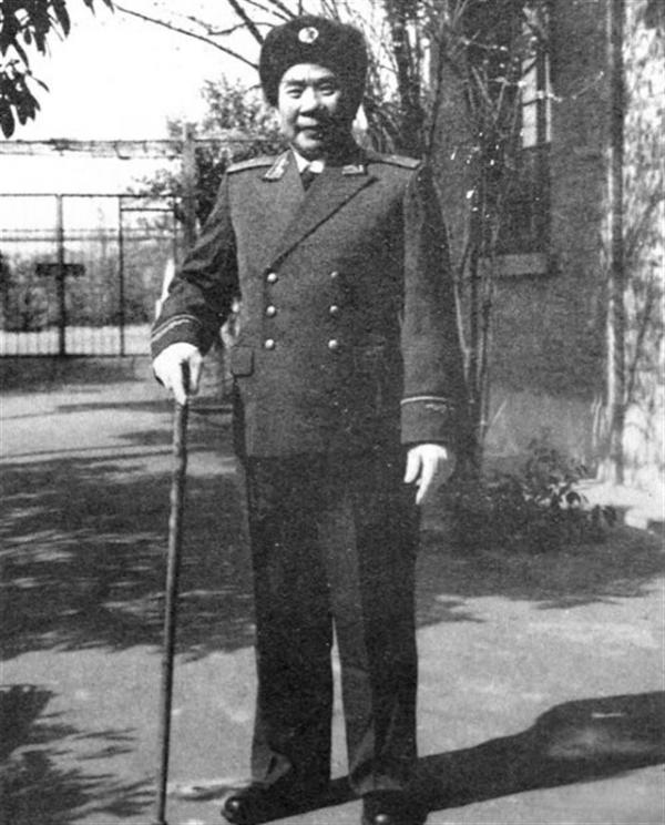 老農開破車去找戰友：我是開國少將，門衛不信，以為是撿廢品的