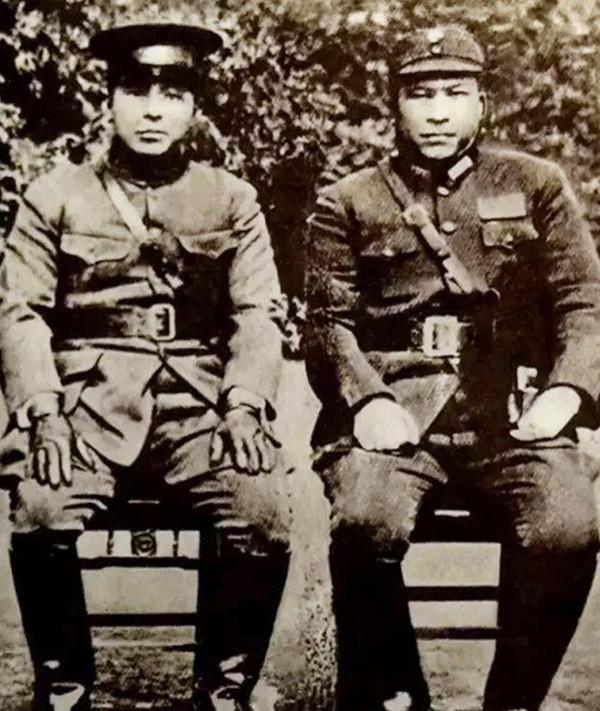 西安事變中,蔣介石摔傷,其兄驚嚇而死,張學良後來仍陪其回南京 西安事變中,蔣介石摔傷,其兄驚嚇而死,張學良後來仍陪其回南京