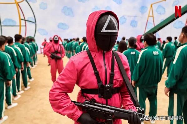 一集死了245人，還有8.1分，3萬人想看。《魷魚遊戲》太懂人性