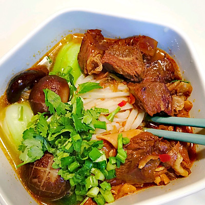 超詳細配料的秘製香辣牛肉麵（1人份）