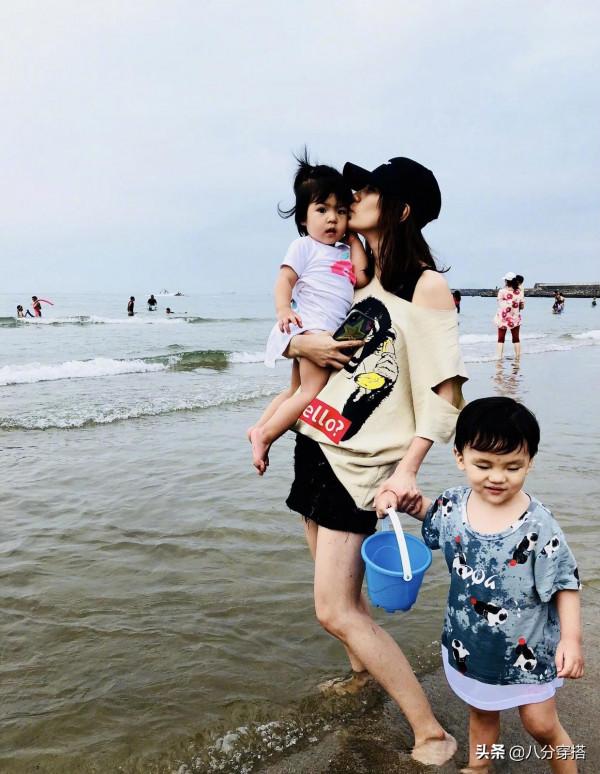 賈靜雯的顏值真是無敵了，一襲白色V領連衣裙優雅高貴，成熟精緻