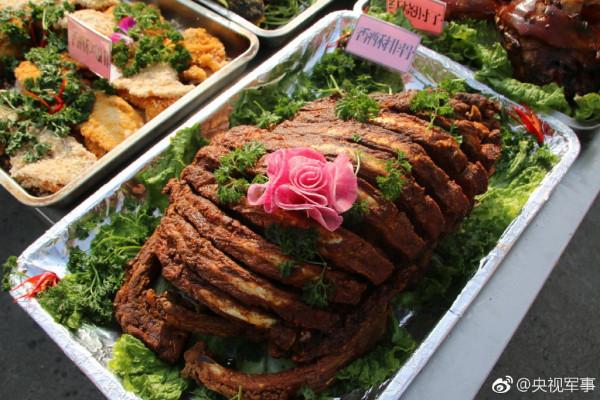 “舌尖”上的部隊伙食，兵哥哥的廚藝堪比大飯店，一看就是專業的