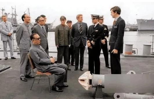 周總理曾親自教他繫鞋帶,也是中國唯一無軍銜的國防部長 周總理曾親自教他繫鞋帶,也是中國唯一無軍銜的國防部長