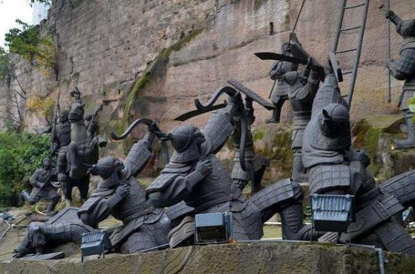 守城士兵寧願用石頭砸，也不願意推倒梯子？士兵：你以為我傻嗎？