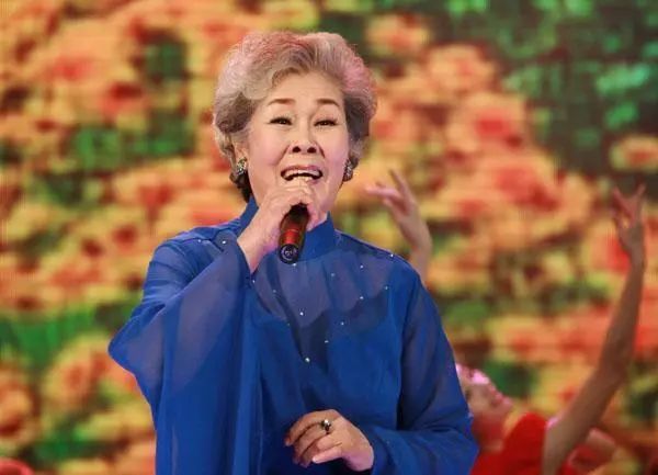 84歲歌唱家住養老院16年，子女背上罵名，背後原因讓人感動