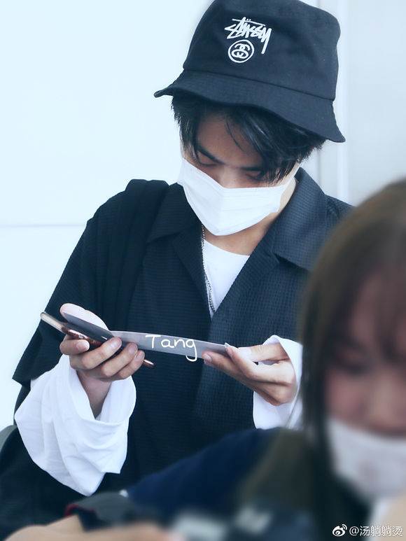 早年在機場手抱著娃娃帶著帽子的肖戰,你見過嗎? 早年在機場手抱著娃娃帶著帽子的肖戰,你見過嗎?