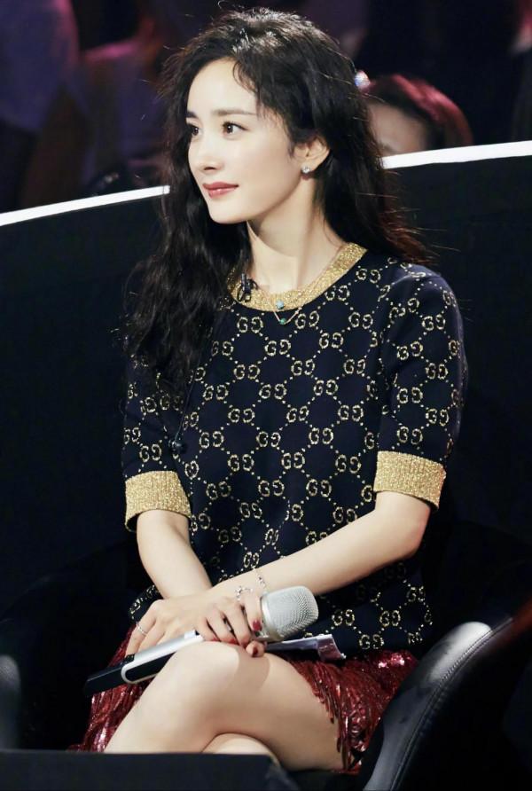 楊冪穿提花短袖配粉色短裙