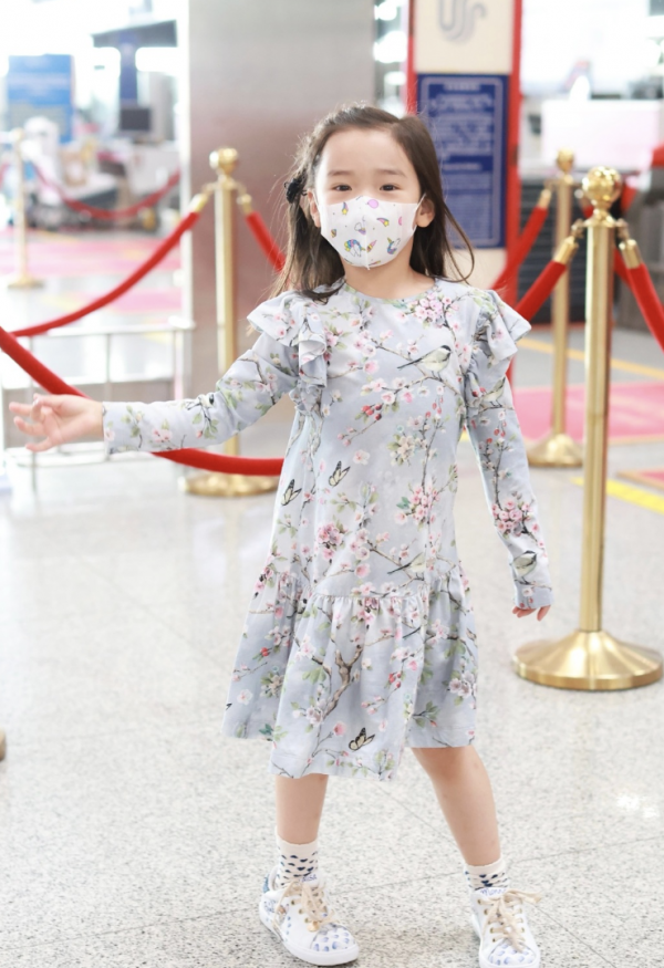 董璇女兒和外婆現身機場，小酒窩開心蹦躂超活潑，外婆時髦氣質佳