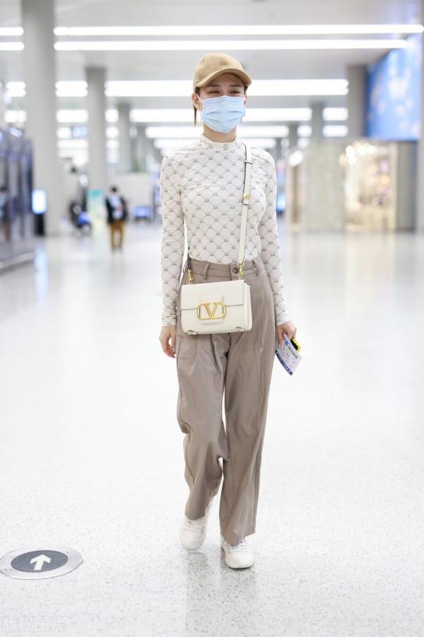 何超蓮穿白色打底衫搭配卡其色闊腿褲,斜挎白色包袋簡約舒適 何超蓮穿白色打底衫搭配卡其色闊腿褲,斜挎白色包袋簡約舒適