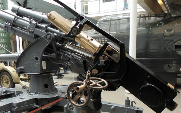 這太不公平了 你們怎麼能用打飛機的炮打坦克呢？