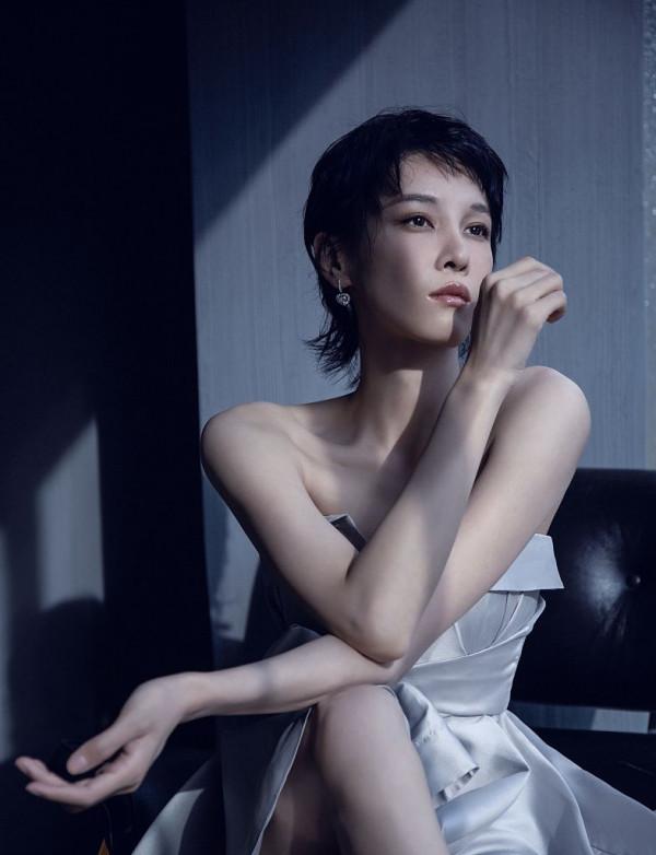 張藍心現身大學生電影節楚楚動人 穿白色拼接禮服秀精緻鎖骨 張藍心現身大學生電影節楚楚動人 穿白色拼接禮服秀精緻鎖骨