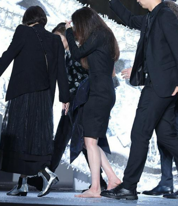 劉詩詩現身商場引圍觀！鞋跟太高令人擔憂，走路腳背繃成一條直線