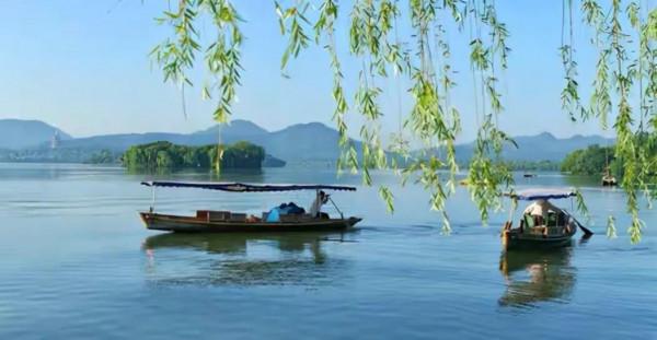 七律•西湖冬日美景多