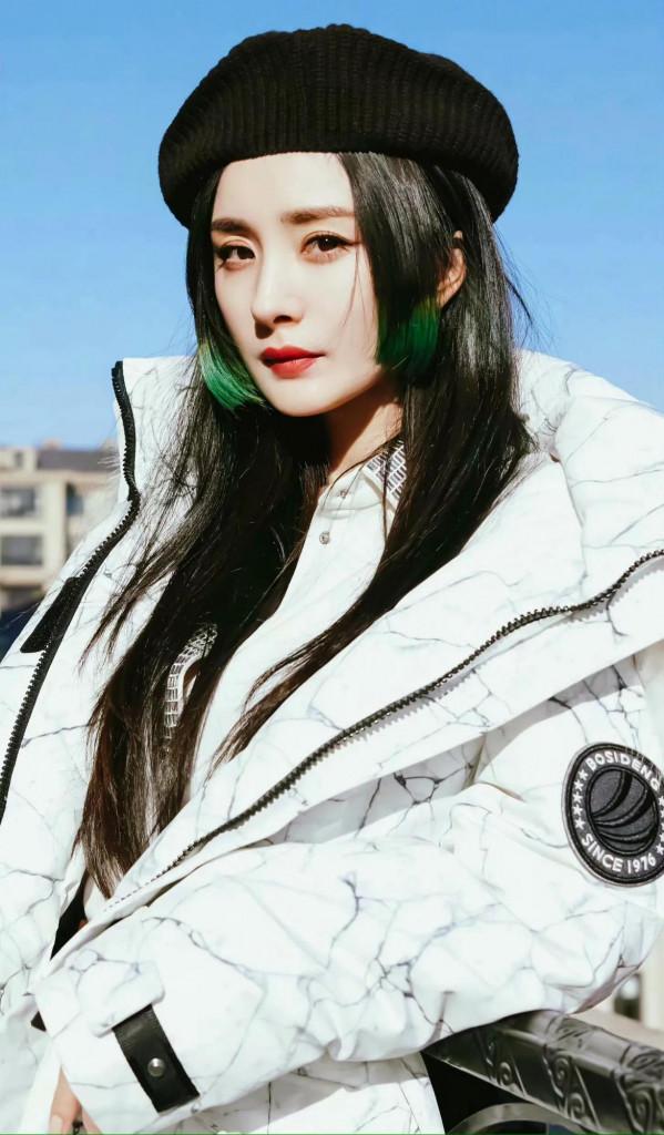 楊冪綠色挑染公主切造型，時尚又個性；貝雷帽點綴，高階感十足
