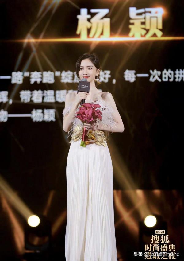 angelababy身著白色禮服出席搜狐時尚盛典，眾星璀璨年終總結