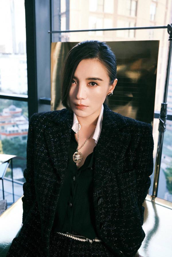 宋佳落日黃昏大片氛圍感拉滿 公主切劉海搭配西裝酷颯十足 宋佳落日黃昏大片氛圍感拉滿 公主切劉海搭配西裝酷颯十足