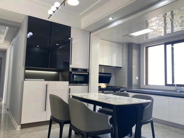 這樣的兩種裝修都是現代風，一種注重美感，一種更注重於適用性