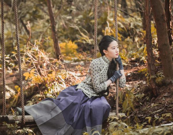 34歲劉亦菲逛商場被偶遇！無濾鏡面板仍吹彈可破，衣品卻一言難盡