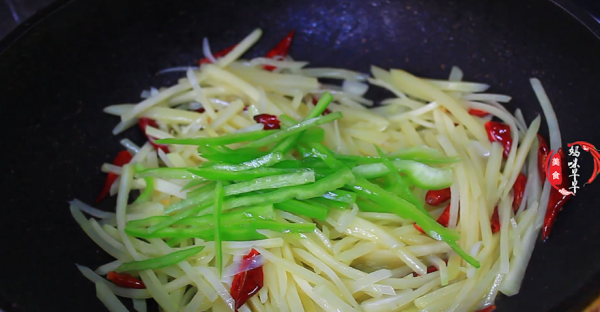 飯店的酸辣土豆絲為什麼好吃?原來放醋有訣竅,這樣做脆爽又入味 飯店的酸辣土豆絲為什麼好吃?原來放醋有訣竅,這樣做脆爽又入味