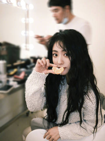 邢菲白色呢子大衣搭上捲髮 笑容甜美氣質佳