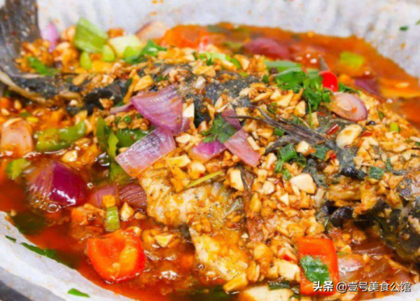 分享鮮辣紙包魚的好吃做法，肉嫩爽口，味美又解饞，家人都愛吃