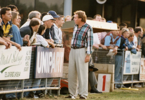 奇葩故事:英超教練不堪球迷辱罵,換他上場後居然進球了… 奇葩故事:英超教練不堪球迷辱罵,換他上場後居然進球了…