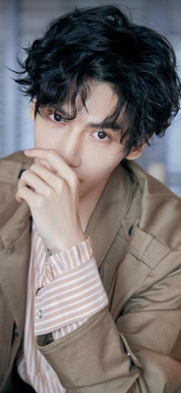 羅雲熙明星桌布：你的眼神在溫柔些，月亮會融化，我也會