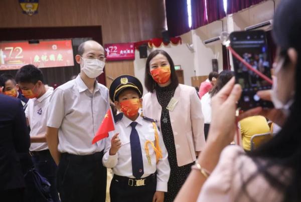 國慶第一天,香港大街小巷披上了“中國紅” 國慶第一天,香港大街小巷披上了“中國紅”