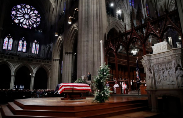 2018年老布什葬禮：希拉里無視特朗普，小布什再次給米歇爾遞糖