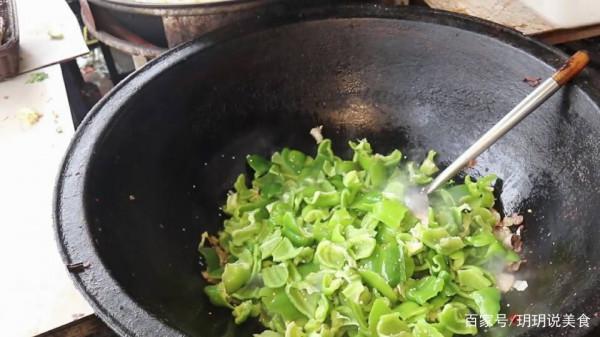 山東夫妻賣良心食品，8元一人38道菜隨便吃，食客直呼便宜求漲價