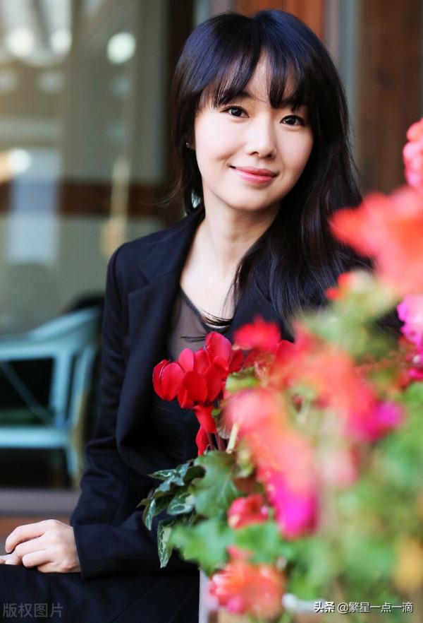 韓國演員李貞賢黑色系全身套裝有多美