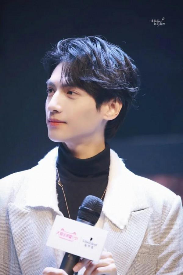 羅雲熙明星桌布：你的眼神在溫柔些，月亮會融化，我也會