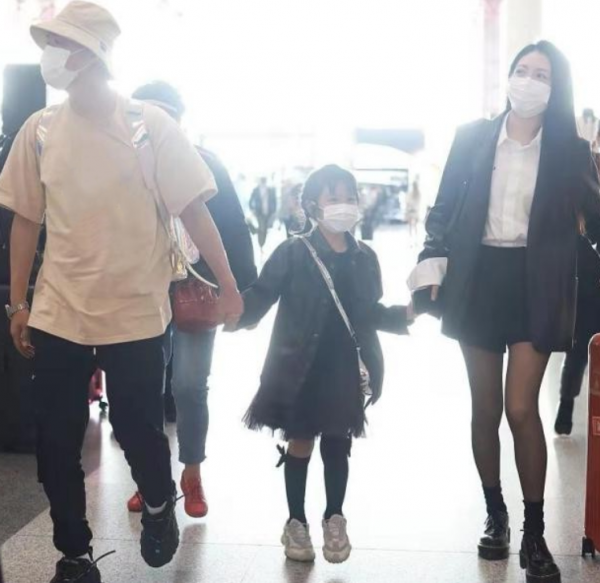 包貝爾真幸福，妻子包文婧時髦美豔似貴婦，女兒穿蓬蓬裙似小公主