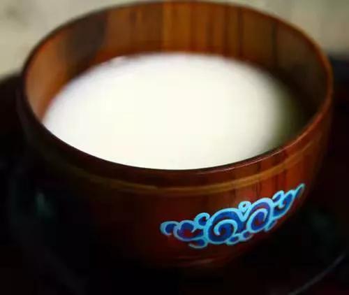 哈薩克族的駱駝奶 哈薩克族的駱駝奶