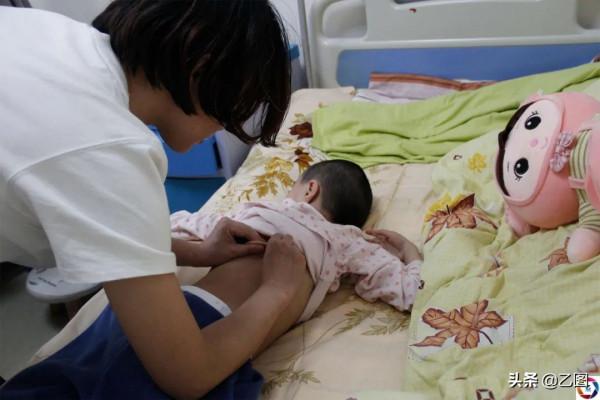 女子懷孕7個月摔跤導致早產，孩子出生僅1.35斤，數次手術求活命