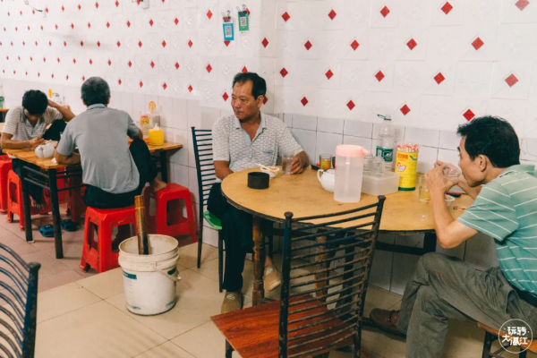 凌晨2:30營業，沒名字沒定位