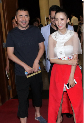 這是佟麗婭衣品最差的一次,身旁的陳建斌都忍不住笑了 這是佟麗婭衣品最差的一次,身旁的陳建斌都忍不住笑了