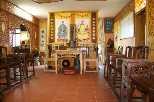 他自稱是多爾袞十世孫，為保留血統拒絕娶漢女，還向國家索要故宮