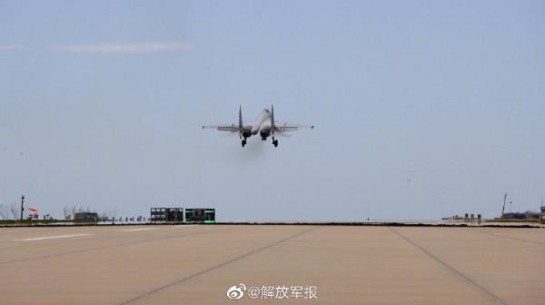 海軍航空大學某特裝大隊開展艦載戰鬥機著陸引導保障訓練
