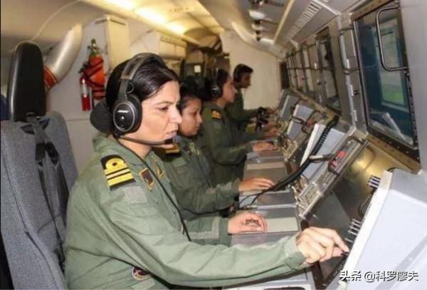 班公湖裡有潛艇？印海軍P-8反潛機飛上青藏高原，到底想幹什麼？