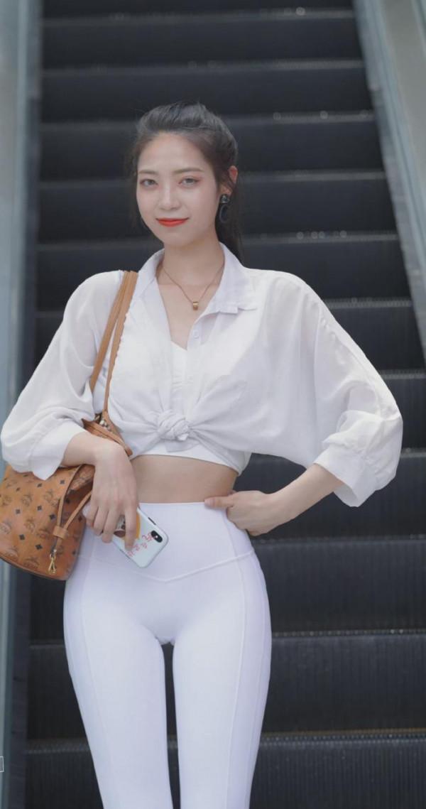 晴空萬里的午後,穿白色外套搭配瑜伽褲的裝扮享圖書館的靜謐 晴空萬里的午後,穿白色外套搭配瑜伽褲的裝扮享圖書館的靜謐